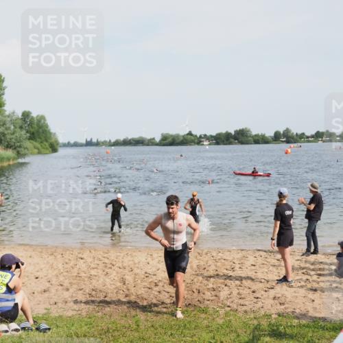 21.06.2025 - 27. Vierlanden-Triathlon MichiJ http://msf.ph/oto/8000262 15.06.2026 10:03:52 Schwimmen 415, 427, 436, 439, 1398 meine-sportfotos.de