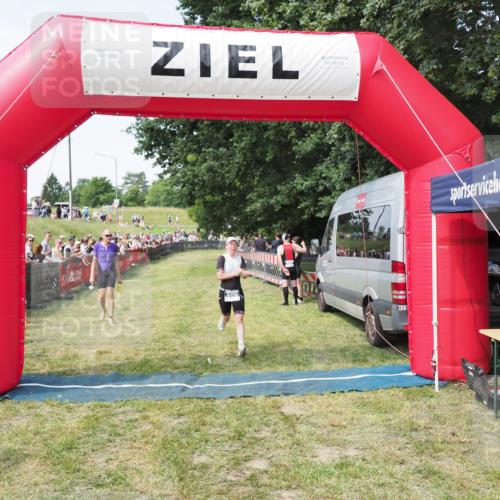 21.06.2025 - 27. Vierlanden-Triathlon MichiJ http://msf.ph/oto/8000294 15.06.2026 11:25:04 Ziel 194, 609 meine-sportfotos.de