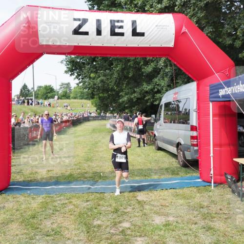 21.06.2025 - 27. Vierlanden-Triathlon MichiJ http://msf.ph/oto/8000341 15.06.2026 11:25:05 Ziel 194, 609 meine-sportfotos.de