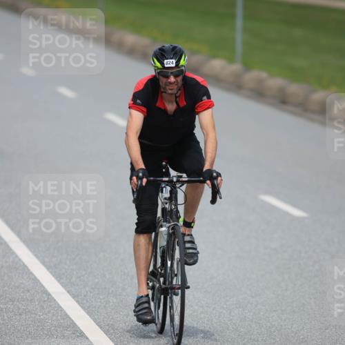 21.06.2025 - 27. Vierlanden-Triathlon H.Heesch http://msf.ph/oto/8000344 15.06.2025 12:34:21 Radfahren 824, 964 meine-sportfotos.de