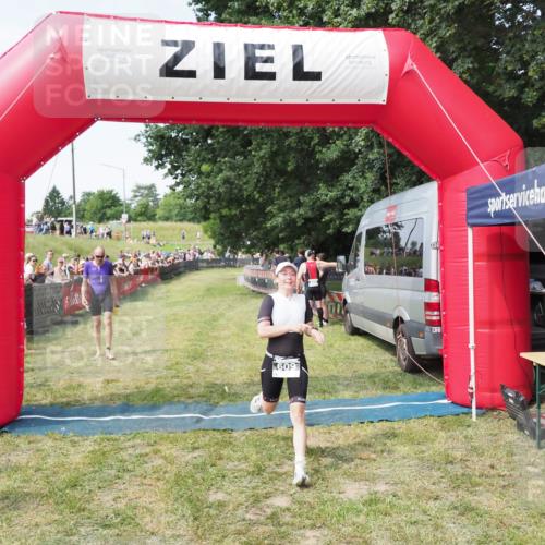21.06.2025 - 27. Vierlanden-Triathlon MichiJ http://msf.ph/oto/8000371 15.06.2026 11:25:05 Ziel 194, 609 meine-sportfotos.de