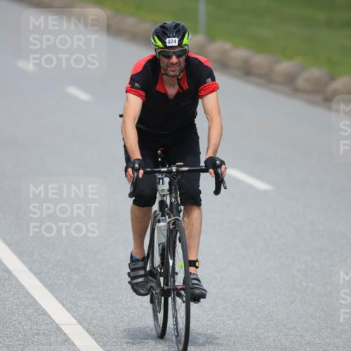 21.06.2025 - 27. Vierlanden-Triathlon H.Heesch http://msf.ph/oto/8000373 15.06.2025 12:34:21 Radfahren 824, 964 meine-sportfotos.de