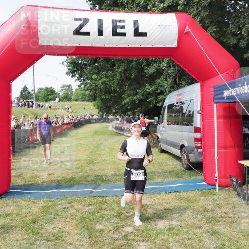 21.06.2025 - 27. Vierlanden-Triathlon MichiJ http://msf.ph/oto/8000394 15.06.2026 11:25:05 Ziel 194, 609 meine-sportfotos.de