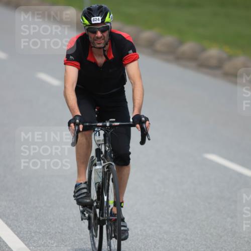 21.06.2025 - 27. Vierlanden-Triathlon H.Heesch http://msf.ph/oto/8000397 15.06.2025 12:34:22 Radfahren 824, 964 meine-sportfotos.de