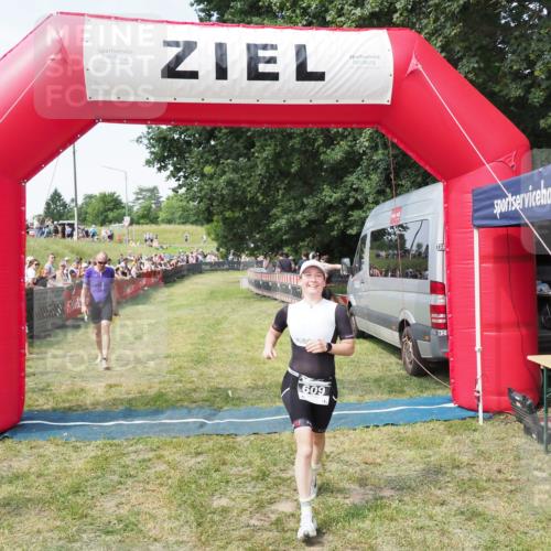 21.06.2025 - 27. Vierlanden-Triathlon MichiJ http://msf.ph/oto/8000412 15.06.2026 11:25:05 Ziel 194, 609 meine-sportfotos.de