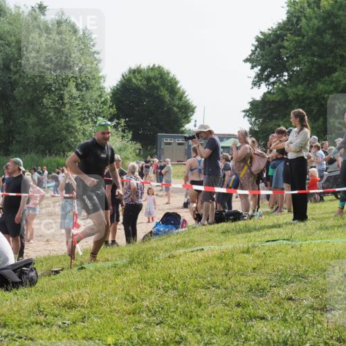 15.06.2025 - 27. Vierlanden-Triathlon KatJ http://msf.ph/oto/8000415 15.06.2025 09:57:12 Schwimmen 263, 296, 1399 meine-sportfotos.de