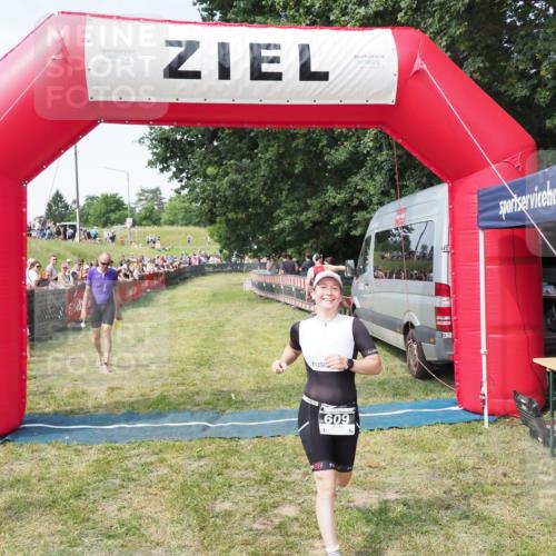 21.06.2025 - 27. Vierlanden-Triathlon MichiJ http://msf.ph/oto/8000426 15.06.2026 11:25:05 Ziel 194, 609 meine-sportfotos.de
