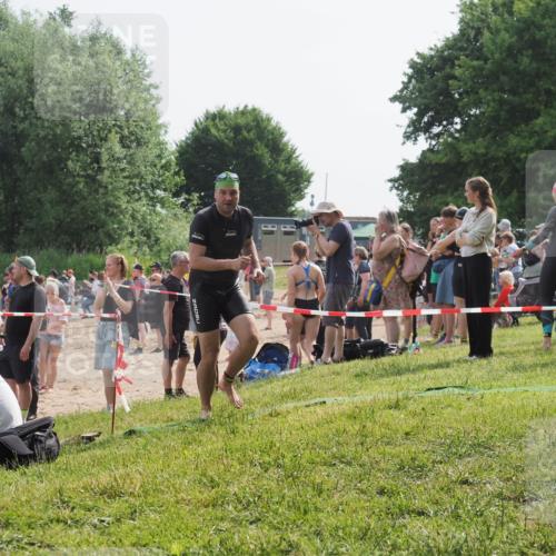 15.06.2025 - 27. Vierlanden-Triathlon KatJ http://msf.ph/oto/8000443 15.06.2025 09:57:13 Schwimmen 263, 296, 1399 meine-sportfotos.de