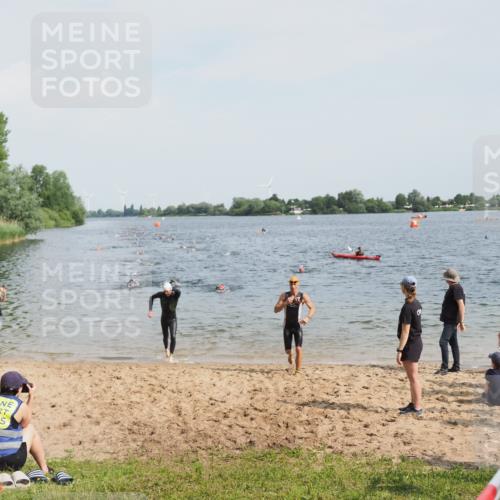 21.06.2025 - 27. Vierlanden-Triathlon MichiJ http://msf.ph/oto/8000447 15.06.2026 10:03:54 Schwimmen 415, 427, 436, 1398 meine-sportfotos.de