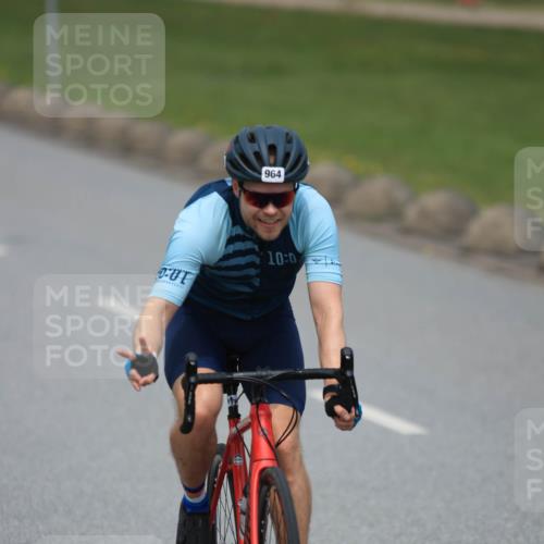 21.06.2025 - 27. Vierlanden-Triathlon H.Heesch http://msf.ph/oto/8000452 15.06.2025 12:34:24 Radfahren 824, 964, 1010, 1013 meine-sportfotos.de
