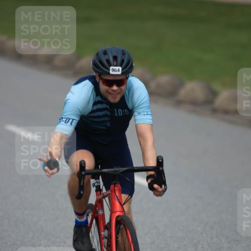 21.06.2025 - 27. Vierlanden-Triathlon H.Heesch http://msf.ph/oto/8000464 15.06.2025 12:34:24 Radfahren 824, 964, 1010, 1013 meine-sportfotos.de