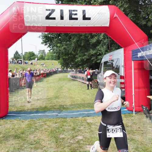 21.06.2025 - 27. Vierlanden-Triathlon MichiJ http://msf.ph/oto/8000472 15.06.2026 11:25:06 Ziel 194, 609 meine-sportfotos.de