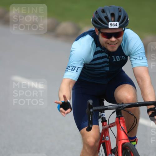 21.06.2025 - 27. Vierlanden-Triathlon H.Heesch http://msf.ph/oto/8000484 15.06.2025 12:34:24 Radfahren 824, 964, 1010, 1013 meine-sportfotos.de