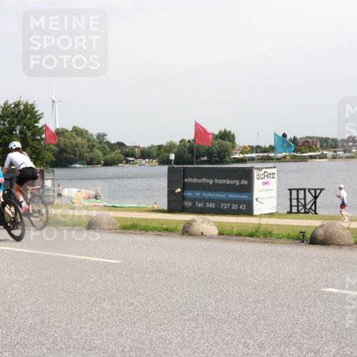 15.06.2025 - 27. Vierlanden-Triathlon H.Heesch http://msf.ph/oto/8000495 15.06.2025 11:41:08 Radfahren 649, 715, 867, 883 meine-sportfotos.de
