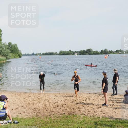 21.06.2025 - 27. Vierlanden-Triathlon MichiJ http://msf.ph/oto/8000498 15.06.2026 10:03:55 Schwimmen 415, 427, 436, 1398 meine-sportfotos.de