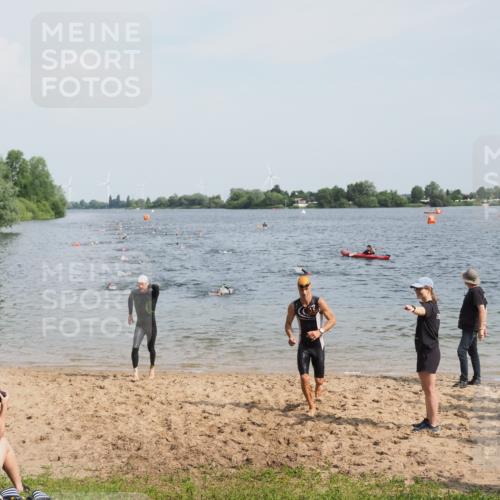 21.06.2025 - 27. Vierlanden-Triathlon MichiJ http://msf.ph/oto/8000519 15.06.2026 10:03:56 Schwimmen 415, 427, 436, 1398 meine-sportfotos.de