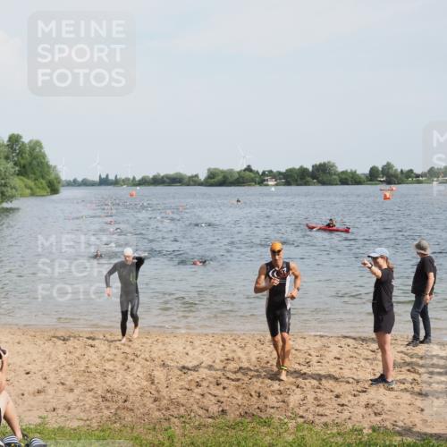 21.06.2025 - 27. Vierlanden-Triathlon MichiJ http://msf.ph/oto/8000559 15.06.2026 10:03:56 Schwimmen 415, 427, 436, 1398 meine-sportfotos.de