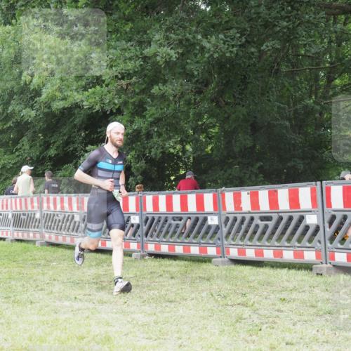 21.06.2025 - 27. Vierlanden-Triathlon KatJ http://msf.ph/oto/8000560 15.06.2025 12:54:22 Ziel 757, 999, 1000, 1001, 1003 meine-sportfotos.de