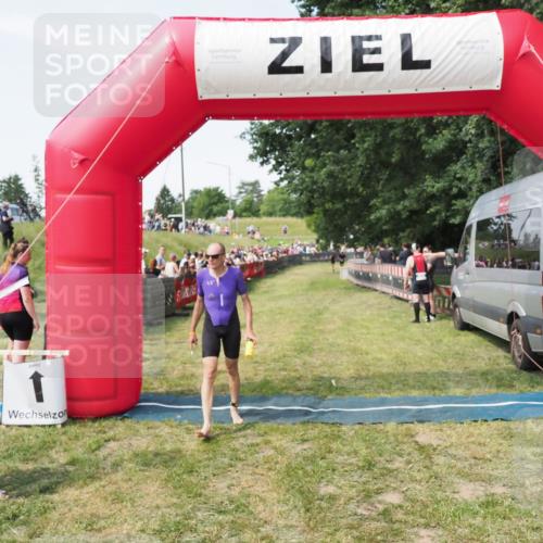 21.06.2025 - 27. Vierlanden-Triathlon MichiJ http://msf.ph/oto/8000568 15.06.2026 11:25:08 Ziel 194, 609 meine-sportfotos.de