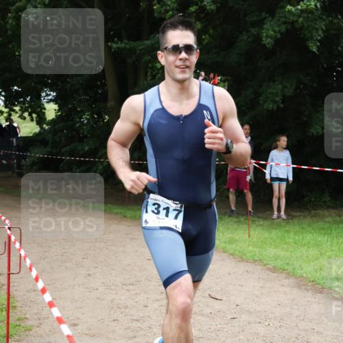 21.06.2025 - 27. Vierlanden-Triathlon Lena Gebhardt http://msf.ph/oto/8000632 15.06.2025 14:03:09 Laufen 1317 meine-sportfotos.de