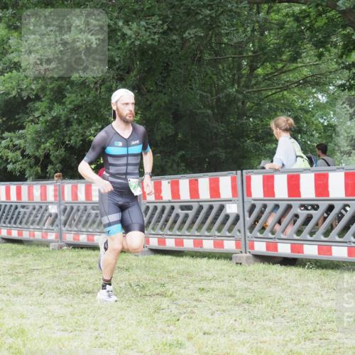 21.06.2025 - 27. Vierlanden-Triathlon KatJ http://msf.ph/oto/8000646 15.06.2025 12:54:23 Ziel 757, 999, 1000, 1001, 1003 meine-sportfotos.de