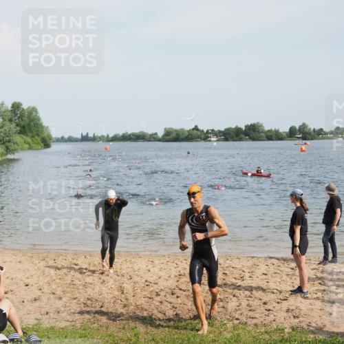 21.06.2025 - 27. Vierlanden-Triathlon MichiJ http://msf.ph/oto/8000692 15.06.2026 10:03:57 Schwimmen 415, 427, 436, 1398 meine-sportfotos.de