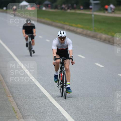 21.06.2025 - 27. Vierlanden-Triathlon H.Heesch http://msf.ph/oto/8000694 15.06.2025 12:35:06 Radfahren 672, 720 meine-sportfotos.de