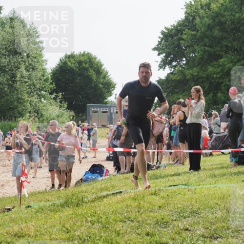 15.06.2025 - 27. Vierlanden-Triathlon KatJ http://msf.ph/oto/8000738 15.06.2025 09:57:19 Schwimmen 263, 293, 296, 343 meine-sportfotos.de