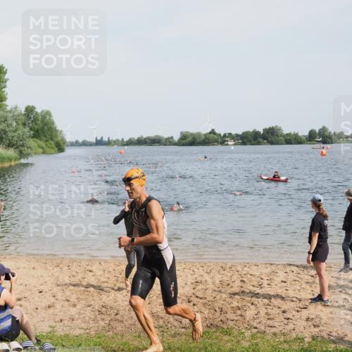 21.06.2025 - 27. Vierlanden-Triathlon MichiJ http://msf.ph/oto/8000740 15.06.2026 10:03:58 Schwimmen 415, 427, 436, 1398 meine-sportfotos.de