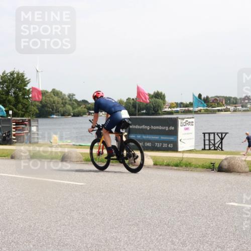 21.06.2025 - 27. Vierlanden-Triathlon H.Heesch http://msf.ph/oto/8000755 15.06.2025 11:42:42 Radfahren 697, 862 meine-sportfotos.de