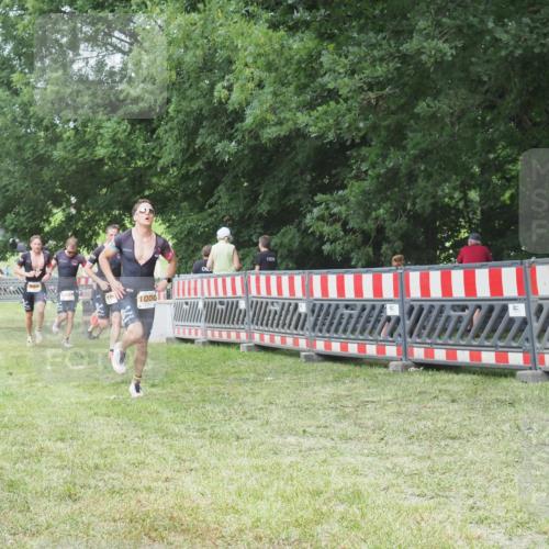 21.06.2025 - 27. Vierlanden-Triathlon KatJ http://msf.ph/oto/8000758 15.06.2025 12:54:28 Ziel 999, 1000, 1001, 1003 meine-sportfotos.de