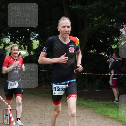 21.06.2025 - 27. Vierlanden-Triathlon Lena Gebhardt http://msf.ph/oto/8000768 15.06.2025 14:03:49 Laufen 1910, 1179, 202, 1239 meine-sportfotos.de