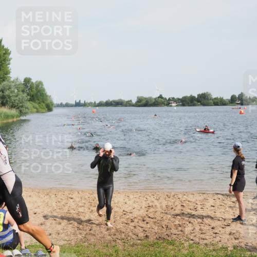 21.06.2025 - 27. Vierlanden-Triathlon MichiJ http://msf.ph/oto/8000772 15.06.2026 10:03:58 Schwimmen 415, 427, 436, 1398 meine-sportfotos.de