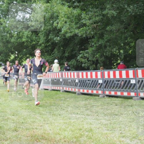 21.06.2025 - 27. Vierlanden-Triathlon KatJ http://msf.ph/oto/8000774 15.06.2025 12:54:28 Ziel 999, 1000, 1001, 1003 meine-sportfotos.de