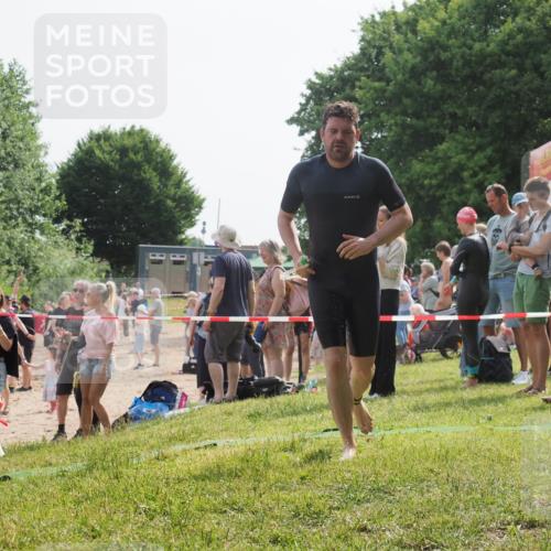 15.06.2025 - 27. Vierlanden-Triathlon KatJ http://msf.ph/oto/8000780 15.06.2025 09:57:20 Schwimmen 263, 293, 296, 343 meine-sportfotos.de