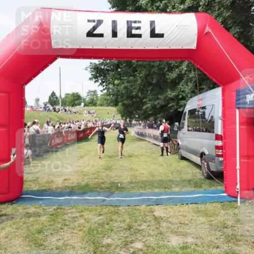 21.06.2025 - 27. Vierlanden-Triathlon MichiJ http://msf.ph/oto/8000790 15.06.2026 11:25:17 Ziel 545, 587 meine-sportfotos.de