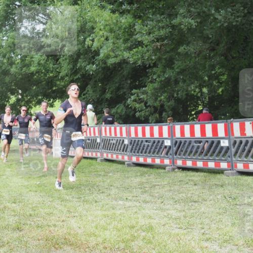 21.06.2025 - 27. Vierlanden-Triathlon KatJ http://msf.ph/oto/8000792 15.06.2025 12:54:28 Ziel 999, 1000, 1001, 1003 meine-sportfotos.de