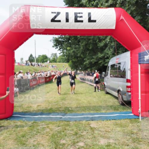 21.06.2025 - 27. Vierlanden-Triathlon MichiJ http://msf.ph/oto/8000800 15.06.2026 11:25:18 Ziel 325, 545, 587 meine-sportfotos.de