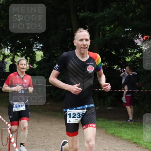 21.06.2025 - 27. Vierlanden-Triathlon Lena Gebhardt http://msf.ph/oto/8000801 15.06.2025 14:03:49 Laufen 1179, 1910, 202, 1239 meine-sportfotos.de