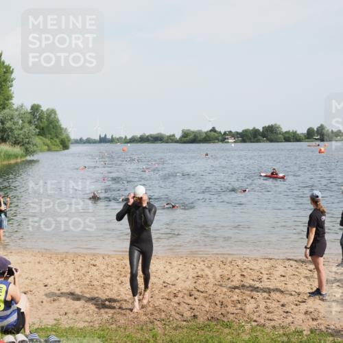 21.06.2025 - 27. Vierlanden-Triathlon MichiJ http://msf.ph/oto/8000802 15.06.2026 10:03:59 Schwimmen 415, 427, 1398 meine-sportfotos.de