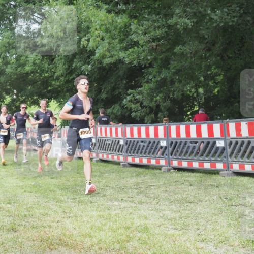 21.06.2025 - 27. Vierlanden-Triathlon KatJ http://msf.ph/oto/8000805 15.06.2025 12:54:28 Ziel 999, 1000, 1001, 1003 meine-sportfotos.de
