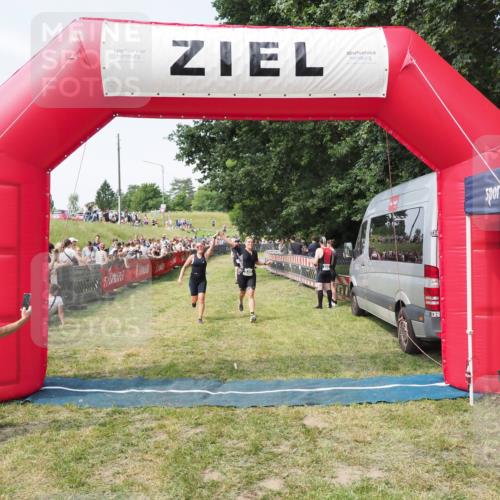 21.06.2025 - 27. Vierlanden-Triathlon MichiJ http://msf.ph/oto/8000809 15.06.2026 11:25:18 Ziel 325, 545, 587 meine-sportfotos.de