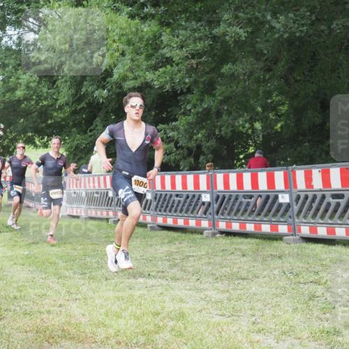 21.06.2025 - 27. Vierlanden-Triathlon KatJ http://msf.ph/oto/8000825 15.06.2025 12:54:29 Ziel 999, 1000, 1001, 1003 meine-sportfotos.de