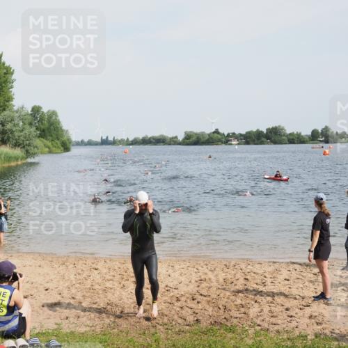 21.06.2025 - 27. Vierlanden-Triathlon MichiJ http://msf.ph/oto/8000830 15.06.2026 10:03:59 Schwimmen 415, 427, 1398 meine-sportfotos.de