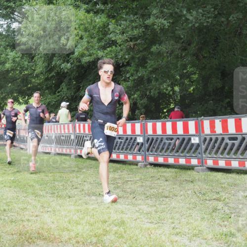 21.06.2025 - 27. Vierlanden-Triathlon KatJ http://msf.ph/oto/8000846 15.06.2025 12:54:29 Ziel 999, 1000, 1001, 1003 meine-sportfotos.de