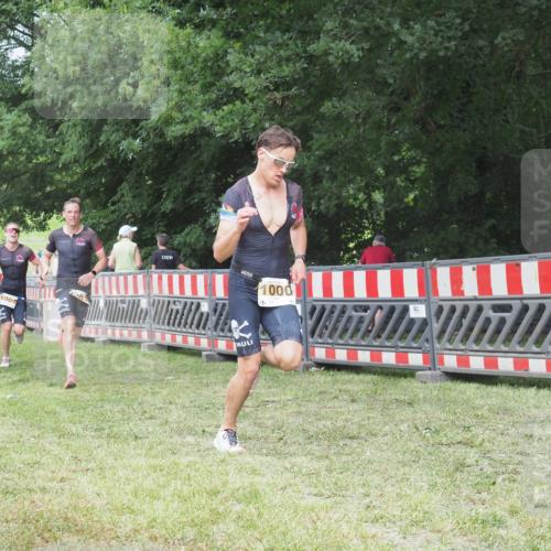 21.06.2025 - 27. Vierlanden-Triathlon KatJ http://msf.ph/oto/8000860 15.06.2025 12:54:29 Ziel 999, 1000, 1001, 1003 meine-sportfotos.de