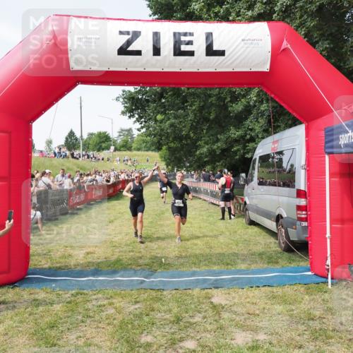 21.06.2025 - 27. Vierlanden-Triathlon MichiJ http://msf.ph/oto/8000869 15.06.2026 11:25:18 Ziel 325, 545, 587 meine-sportfotos.de