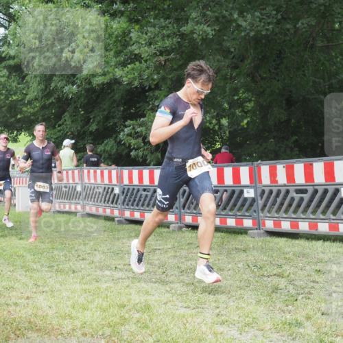 21.06.2025 - 27. Vierlanden-Triathlon KatJ http://msf.ph/oto/8000874 15.06.2025 12:54:29 Ziel 999, 1000, 1001, 1003 meine-sportfotos.de