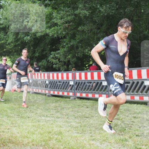 21.06.2025 - 27. Vierlanden-Triathlon KatJ http://msf.ph/oto/8000903 15.06.2025 12:54:29 Ziel 999, 1000, 1001, 1003 meine-sportfotos.de