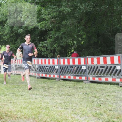 21.06.2025 - 27. Vierlanden-Triathlon KatJ http://msf.ph/oto/8000921 15.06.2025 12:54:30 Ziel 999, 1001, 1003 meine-sportfotos.de